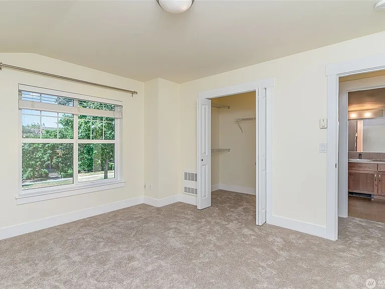 1774 25th Ave NE — Photo 9