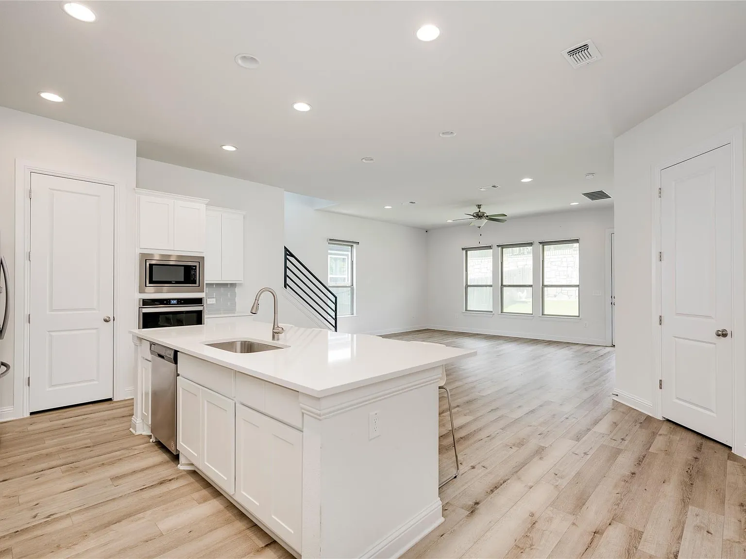 5 bed, 3.5 bath, 3418 sqft, $3,500 — Photo 2