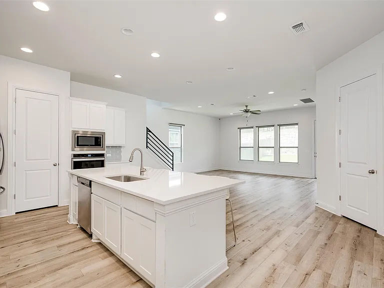 9813 Evening Canopy Dr — Photo 2