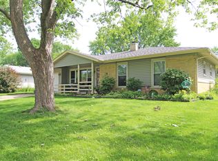 825 Delphia Ave, Elk Grove Village, IL 60007