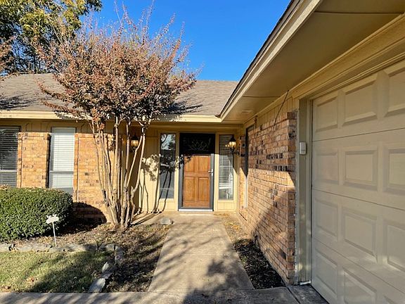 3rd image of 121 Creek Courts Dr