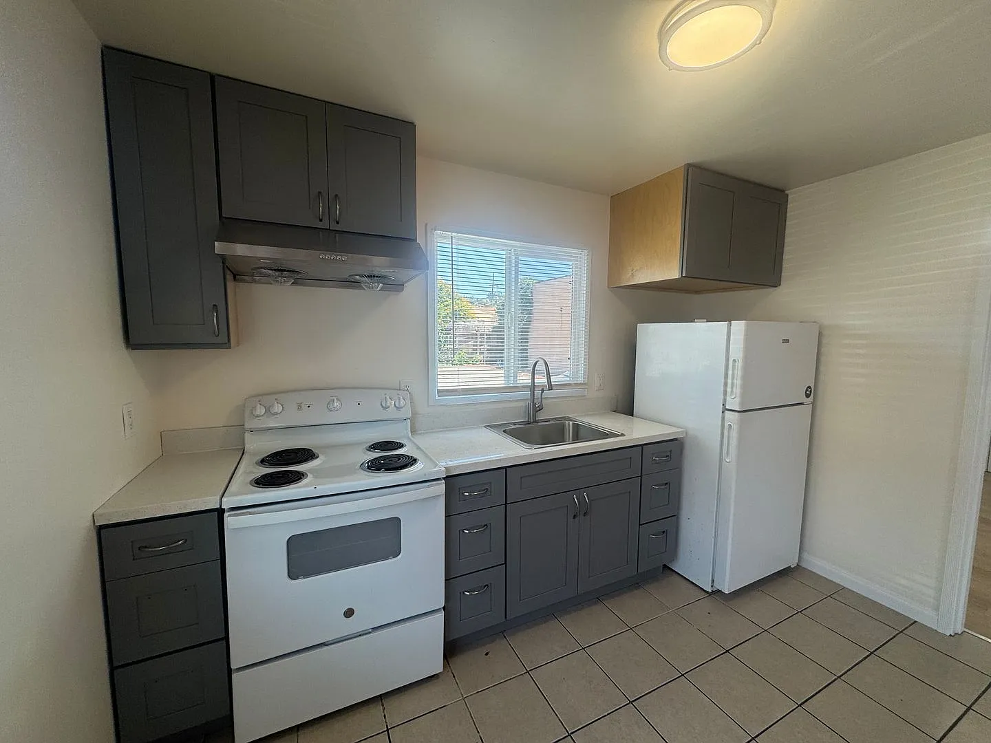 Newly Renovated 2 Bedroom, on San Pablo Ave, in East Richmond Area *Close to El Cerrito del Norte... — Photo 4