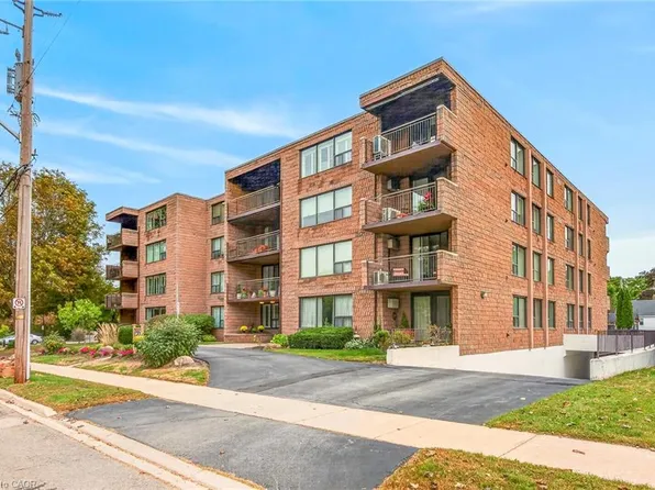 28 Robinson St N #101, Grimsby, ON L3M 3C9