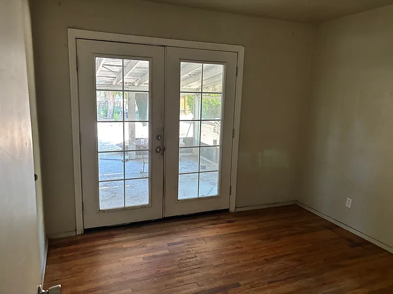 565 E Plumb Ln — Photo 3