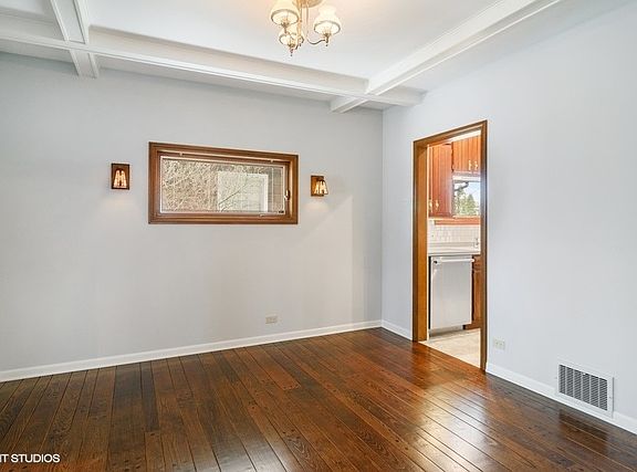 4th image of 828 Woodbine Ave