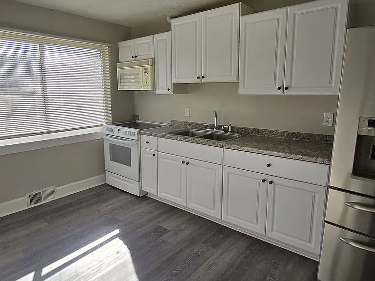 2912 Woodleigh St #3 — Photo 5