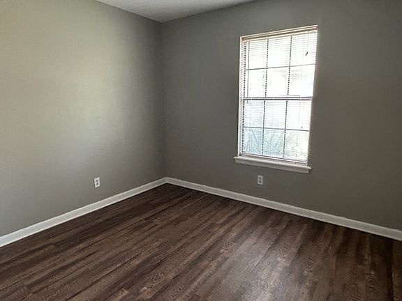 5th image of 3925 Eastwood Dr #B