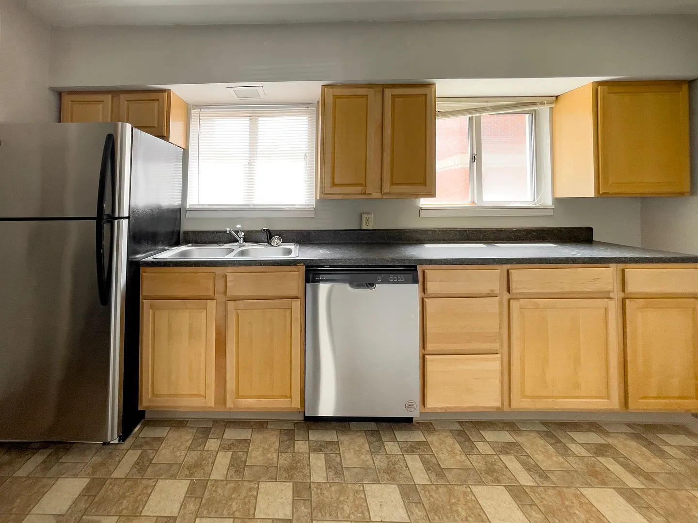 District on Gilbert, close to Campus, updated flooring. — Photo 3