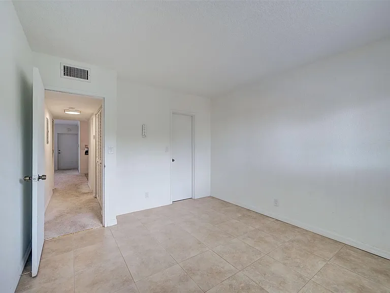 2020 NE 56th St #204 — Photo 16