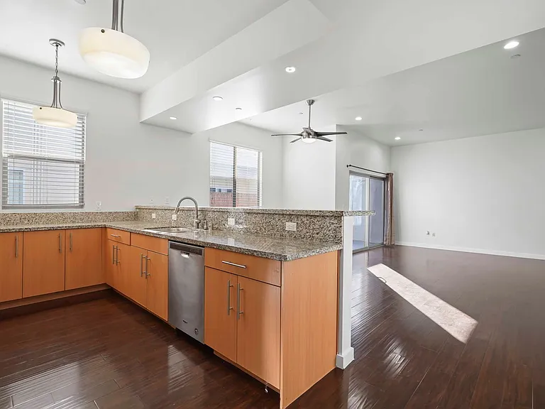 6462 Woodley Ave — Photo 25
