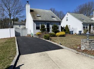 126 10th Ave, Holtsville, NY 11742