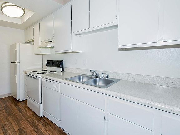 5th image of 2975-2985 Euclid Ave #99