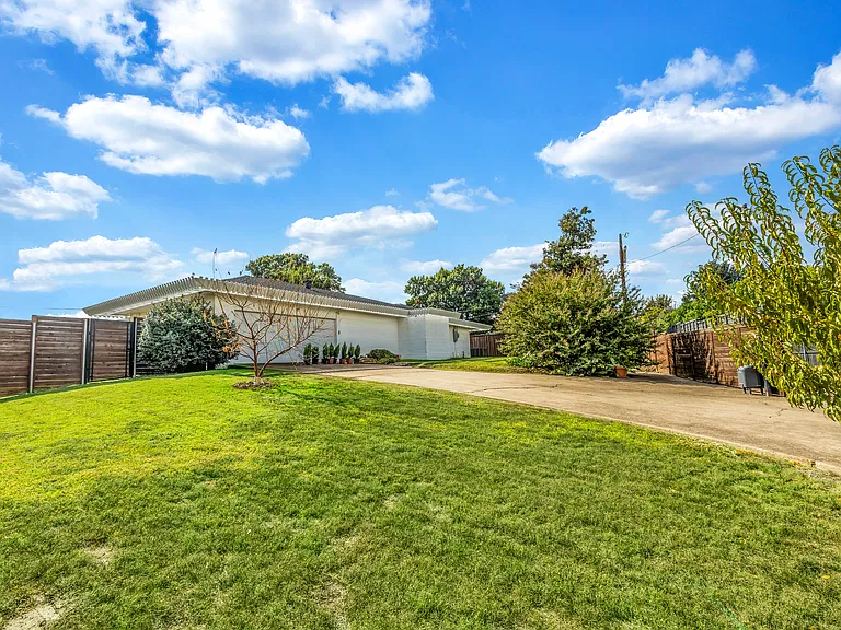 7847 Northaven Rd — Photo 41
