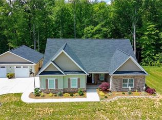 1070 Nauvoo Ridge Dr, Tobaccoville, NC 27050