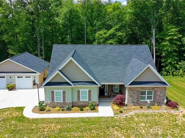 1070 Nauvoo Ridge Dr, Tobaccoville, NC 27050
