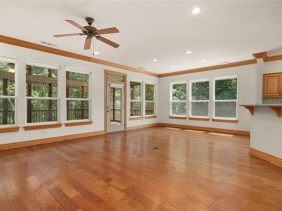 4th image of 32 Parkridge Dr