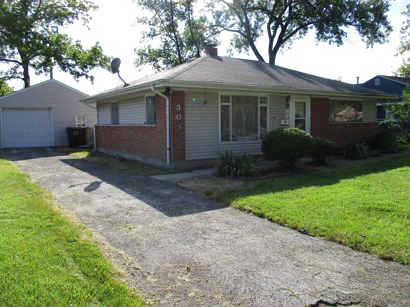 303 Blackhawk Dr photo 1