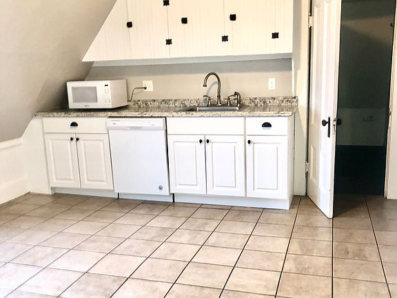 3rd image of 8 Middlesex St APT 5