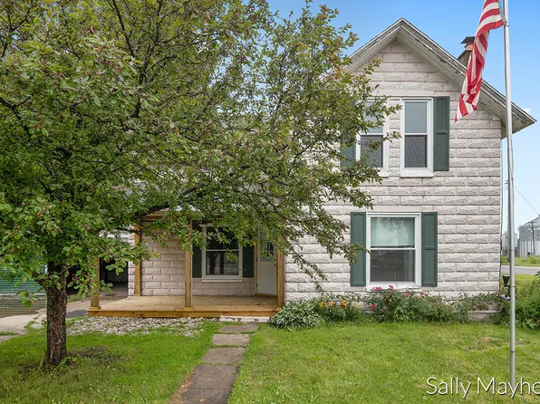 9493 Main St, Howard City, MI 49329