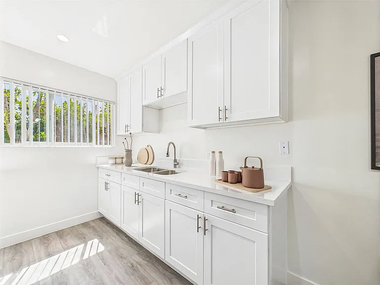 13060 Burbank Blvd. Apartments — Photo 22