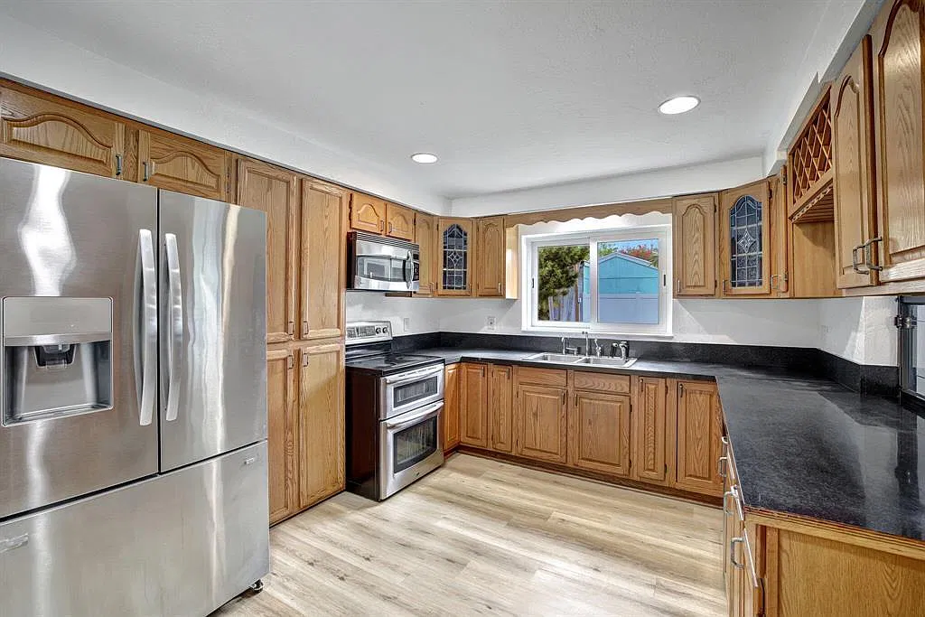 4 bed, 2.0 bath, 1932 sqft, $3,985 — Photo 4