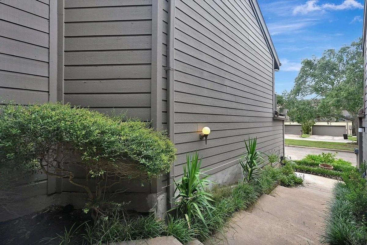 2 bed, 2.0 bath, 2189 sqft, $2,600 — Photo 3