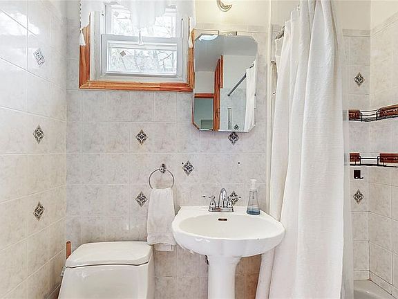 5th image of 276 Woodbine St