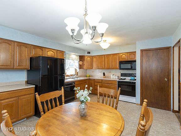 3rd image of 157 N Prairie Ave
