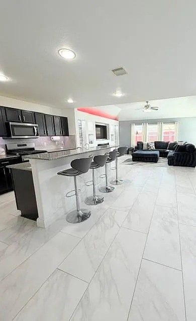 4 bed, 2.5 bath, 2909 sqft, $2,650 — Photo 4