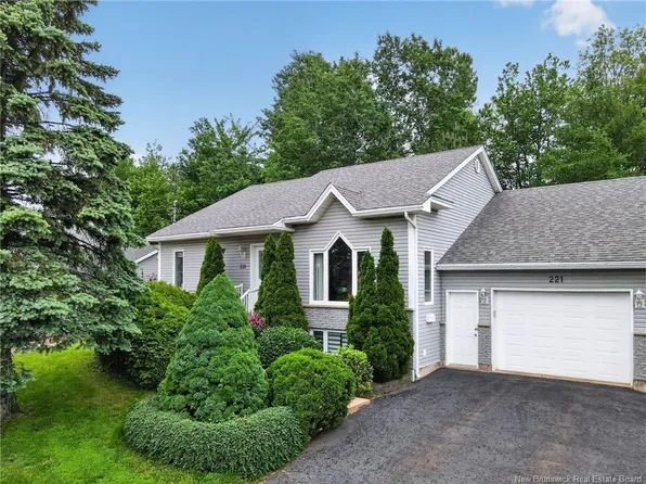 221 Manon St, Dieppe, NB E1A 6W1