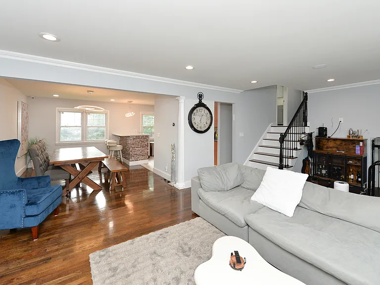 154 Middlesex Ave — Photo 13