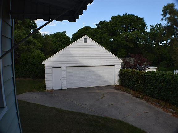 3rd image of 740 Bristol Ave NW