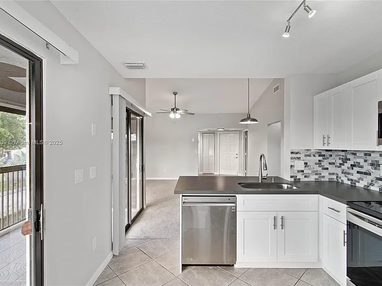 1197 Washington Cir #1197A — Photo 9
