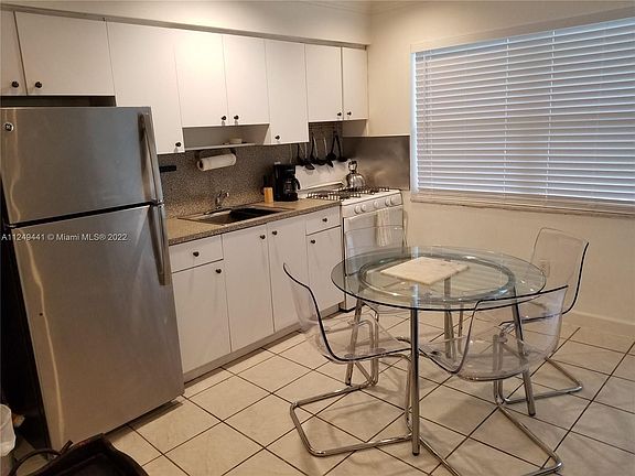 5th image of 524 Washington Ave APT 203