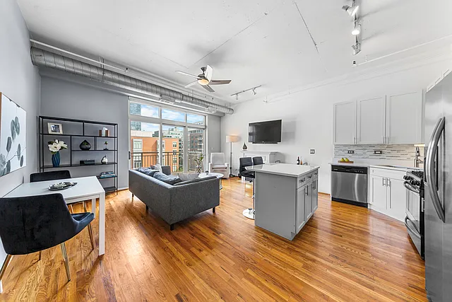 950 W Monroe St #616 — Photo 3