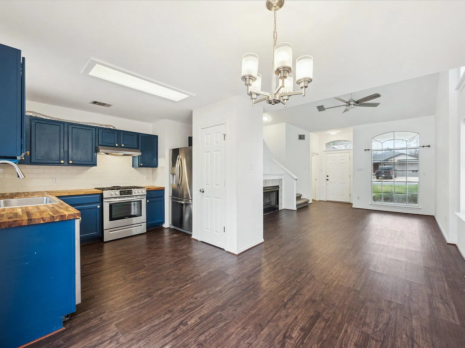 3 bed, 2.5 bath, 1576 sqft, $1,950 — Photo 3
