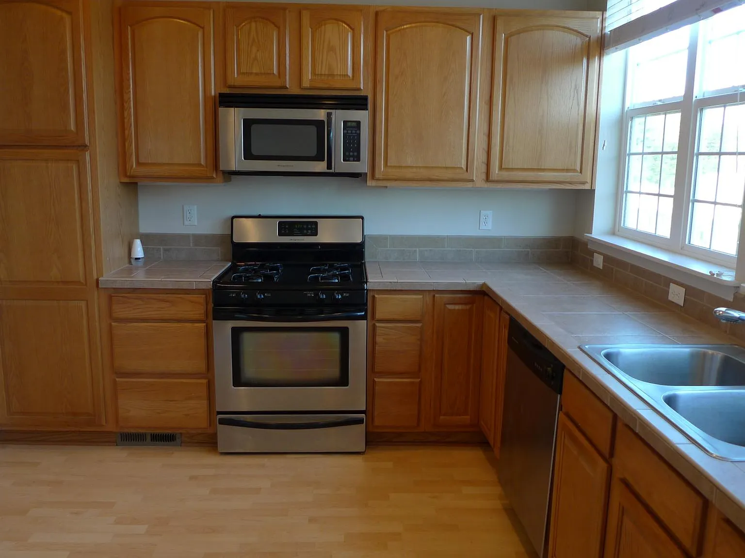 848 SE Woodrow Ln — Photo 3