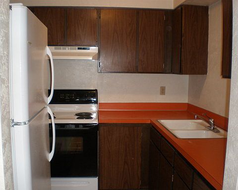 2nd image of 525 Pioneer Pkwy W APT 2