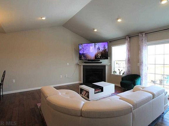 3rd image of 171 Rosehill Dr