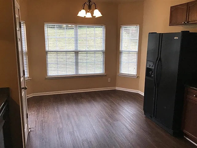 4 bed, 2.5 bath, 2400 sqft, $2,650 — Photo 3