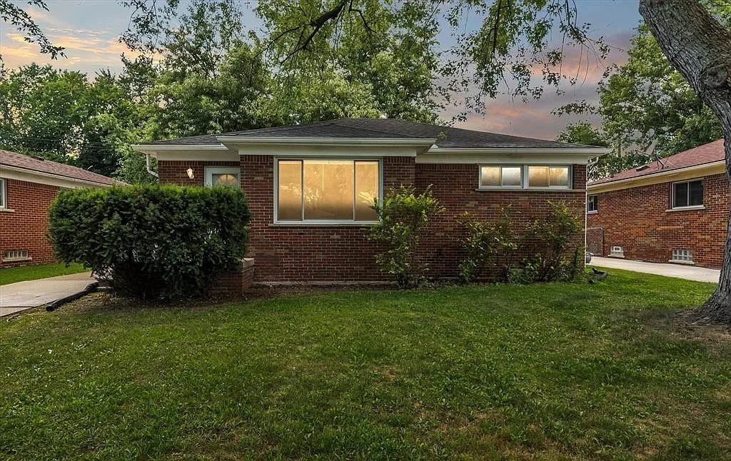 3 bed, 1.5 bath, 1002 sqft, $1,900 — Photo 1