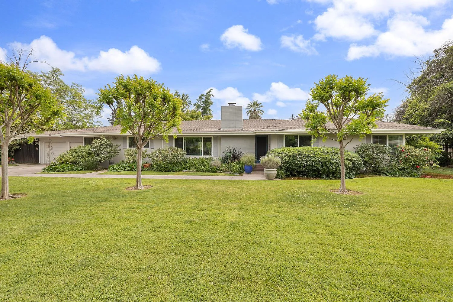 324 E Hampton Way photo 1