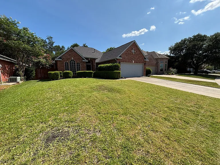 2316 London Dr — Photo 2