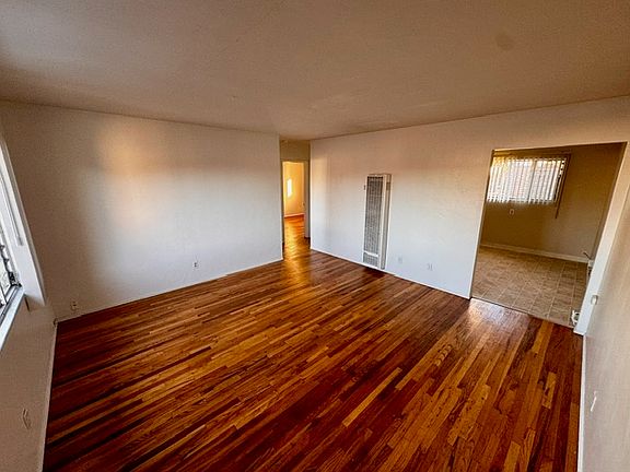 5th image of 3726 Ingraham St #3726