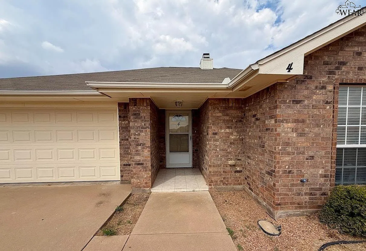 3 bed, 2.0 bath, 1370 sqft, $1,900 — Photo 2