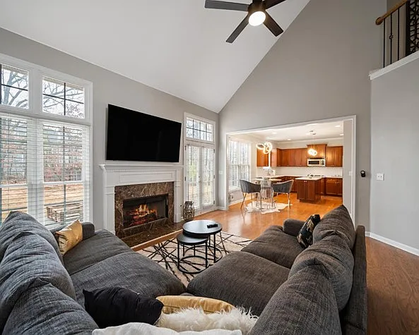 2582 Essex Ln SW — Photo 2