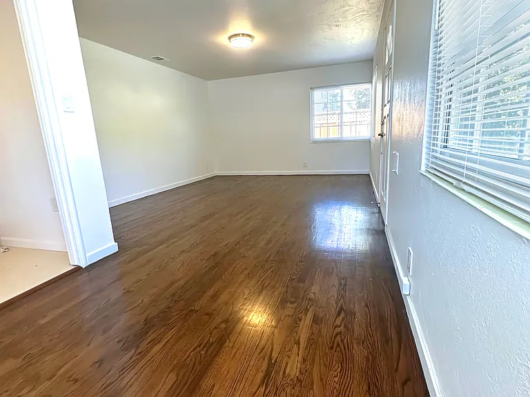 1801 Latham St — Photo 6