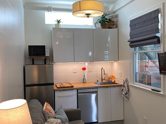 Light-filled studio- clean, quiet and private.