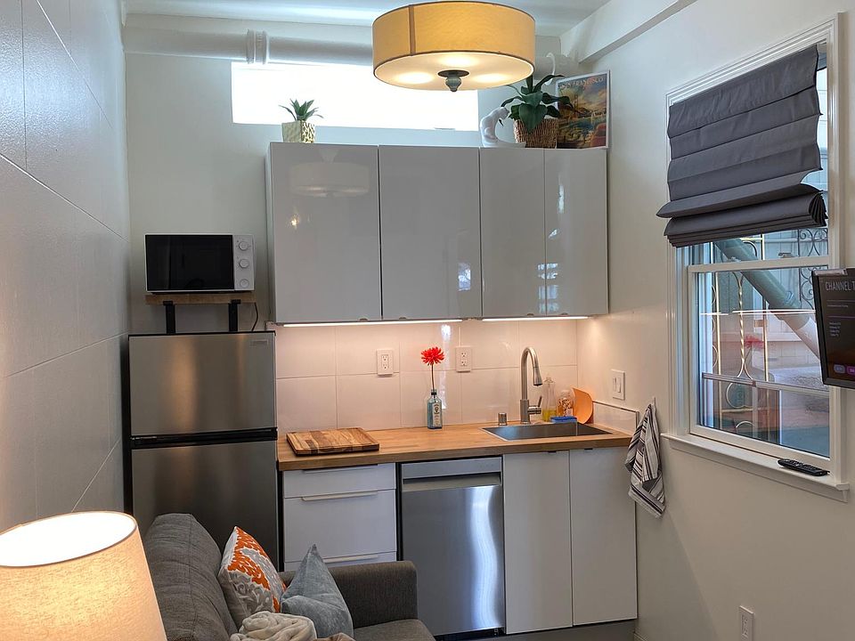 Light-filled studio- clean, quiet and private.