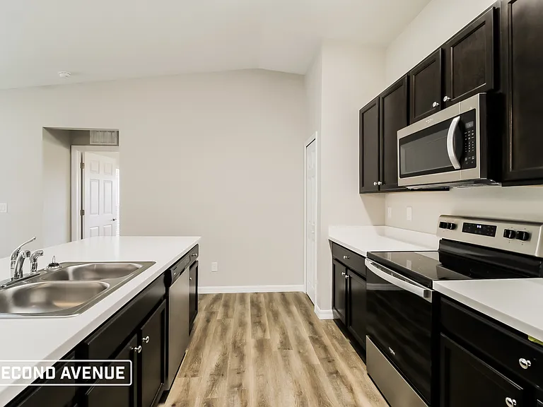 438 Reading St — Photo 2